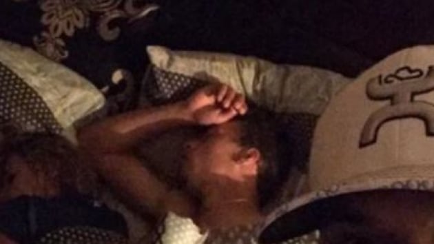 Trova la moglie a letto con l'amante: si scatta un selfie e diventa una star