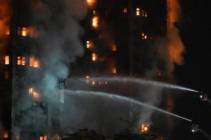 Vasto incendio a Hong Kong: le immagini del complesso residenziale in fiamme 5