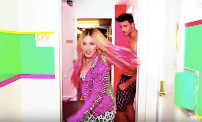 Kevin Sampaio di Ballando con le Stelle bacia Madonna nel video della hit "Bitch I'm Madonna" 1