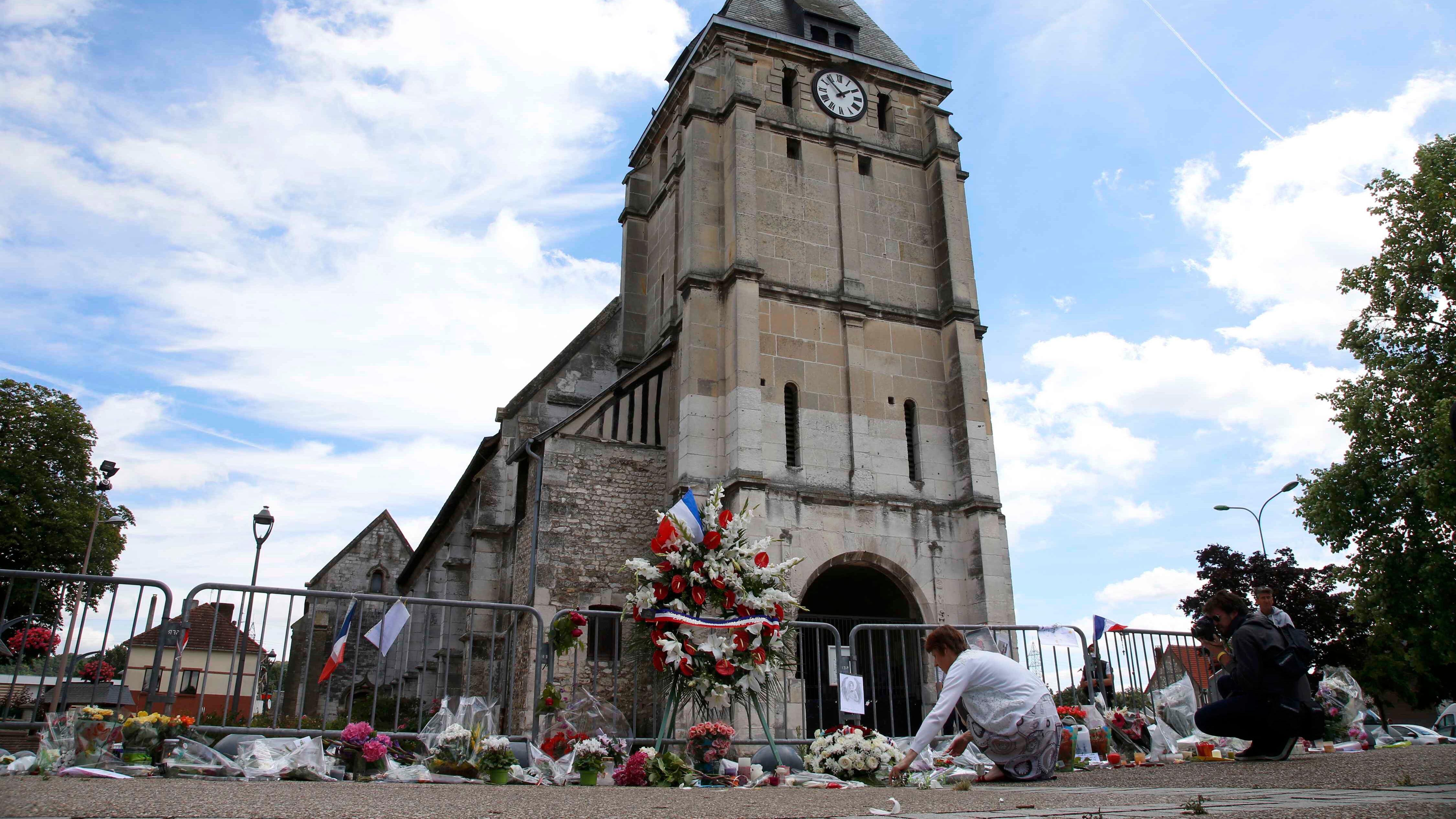 Rouen, centinaia di musulmani alla messa per padre Jacques. "Il vostro è il vero Islam"