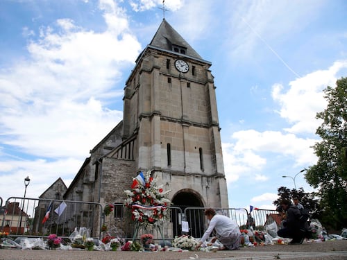 Rouen, centinaia di musulmani alla messa per padre Jacques. "Il vostro è il vero Islam"