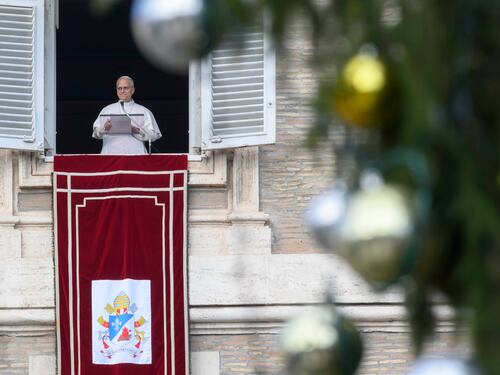 Papa a San Pietro per l'Angelus di Santo Stefano: "Sostenere i cristiani perseguitati"