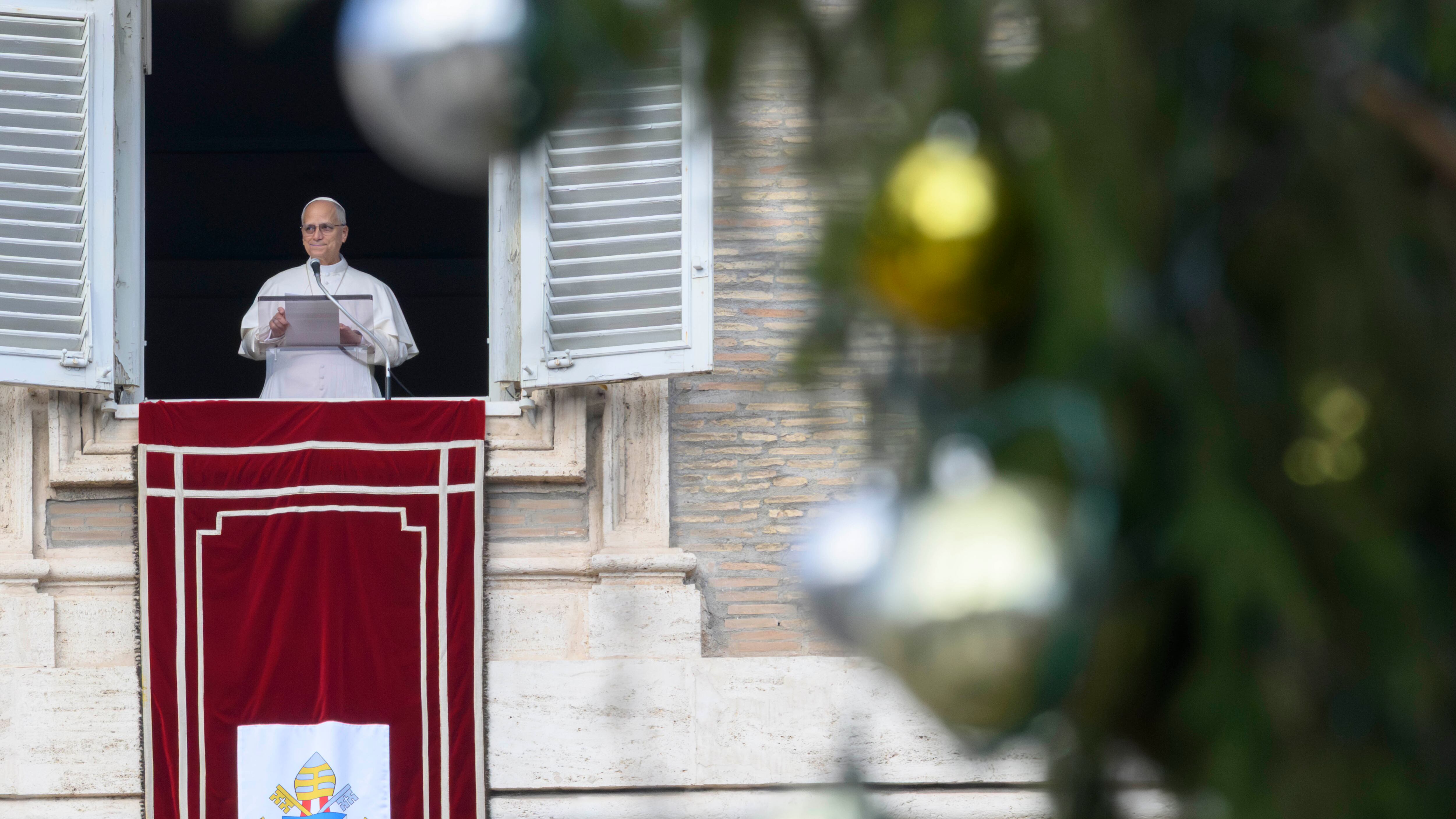 Papa a San Pietro per l'Angelus di Santo Stefano: "Sostenere i cristiani perseguitati"