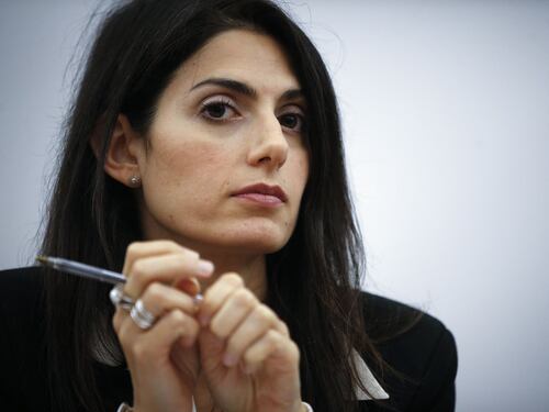 "Non mi riconosco più nel M5s". Giallo sulla frase della Raggi