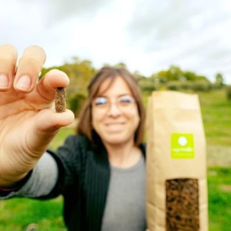 Chiara Spigarelli di Agrivello con il suo concime ricavato dalla lana
