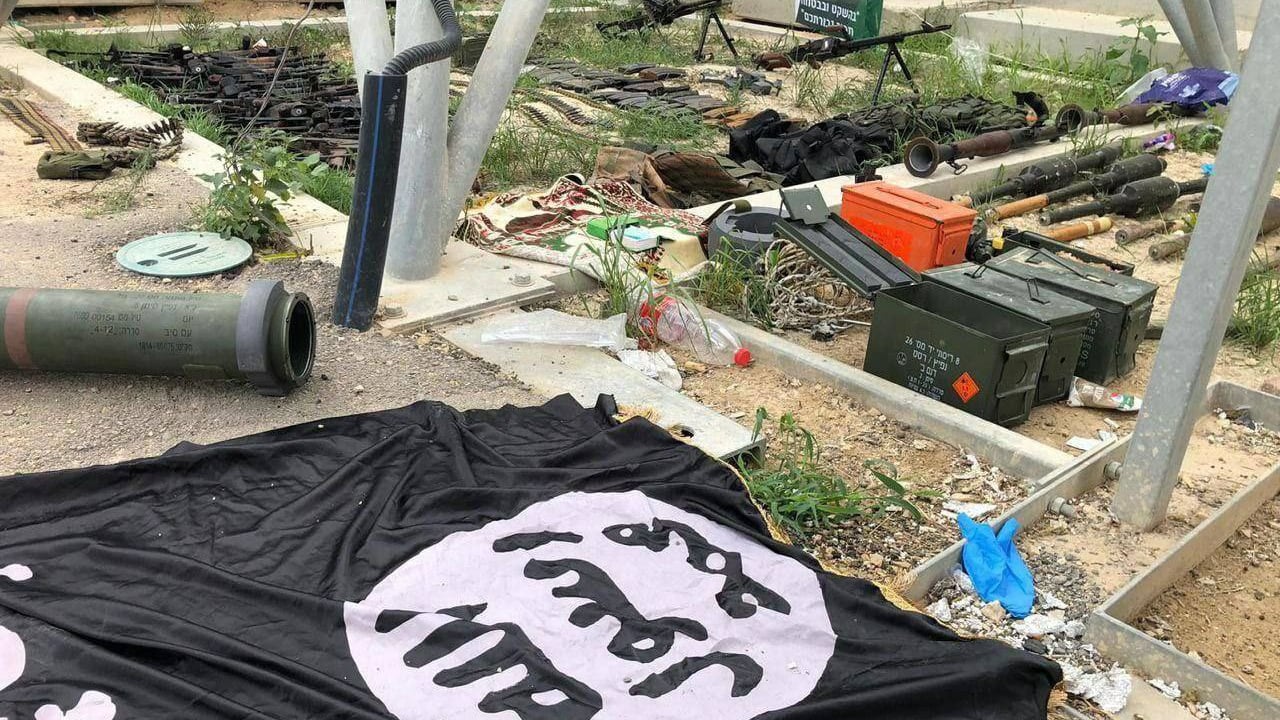 Nell'orrore del kibbutz spunta anche il vessillo nero dei tagliagole dell'Isis