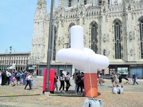 Divieto di fumo, 6 multe per una "bionda" al parco