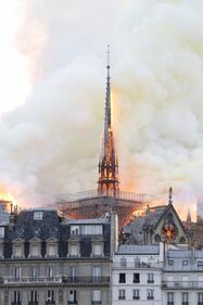 Parigi, la cattedrale di Notre Dame in fiamme 4