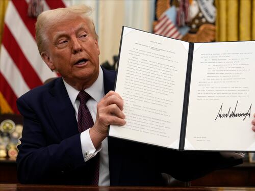 "Proteggere i bambini dalle mutilazioni". Trump limita le transizioni di genere per i minori