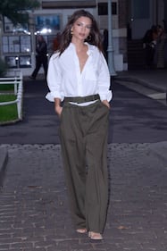 Emily Ratajkowski senza reggiseno a Parigi 20