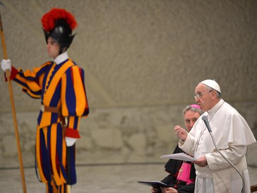 Il Vescovo emerito di Ivrea: "Papa Francesco lascerà tra 5 anni"