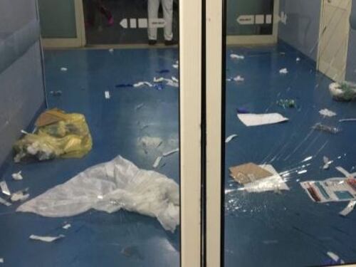 Aggredisce medici, infermieri e distrugge la sala d'attesa del pronto soccorso