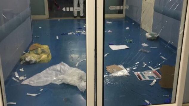 Aggredisce medici, infermieri e distrugge la sala d'attesa del pronto soccorso