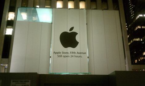 NYC, si incrina il cubo di cristallo della Apple: colpa di uno spazzaneve 8