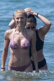 Michelle Hunziker, sexy in spiaggia con le figlie 17