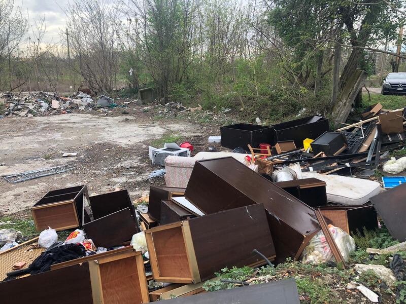 Milano, il campo rom di via Idro: degrado e rifiuti 3