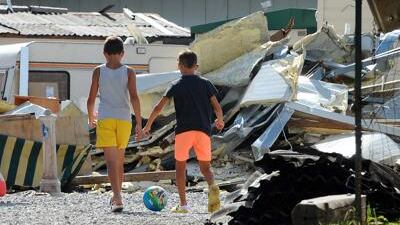 Chiude il centro di accoglienza e ora i rom tornano nei campi abusivi