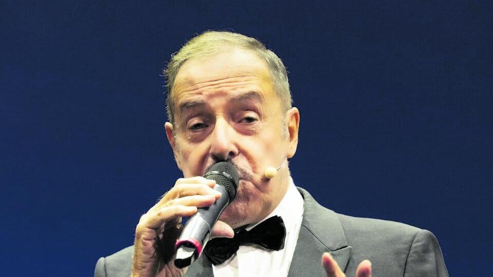 Massimo Lopez, uno show con papi e politici al ritmo di swing
