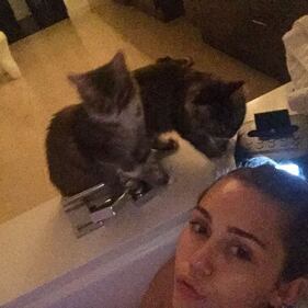 Le star che si fanno più selfie, da Madonna a Kim Kardashian 40