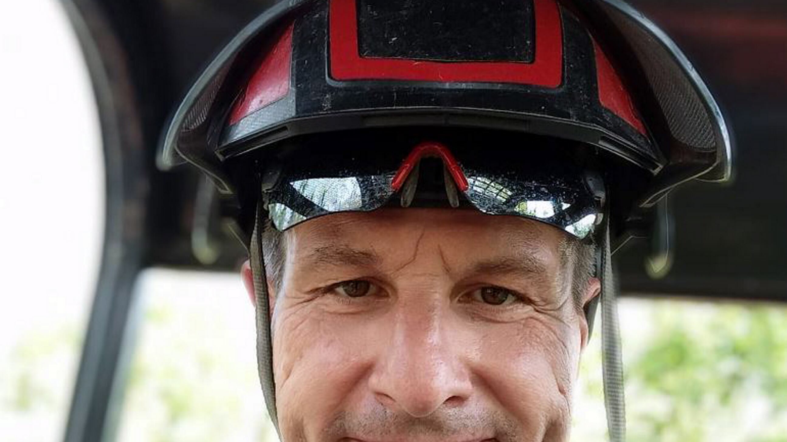 Cede una piattaforma mentre potano al golf club. Morti due operai, un ferito