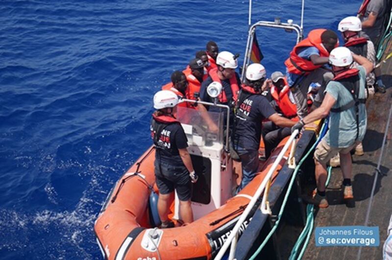La nave della Ong tedesca Eleonore durante i soccorsi al largo della Libia 2