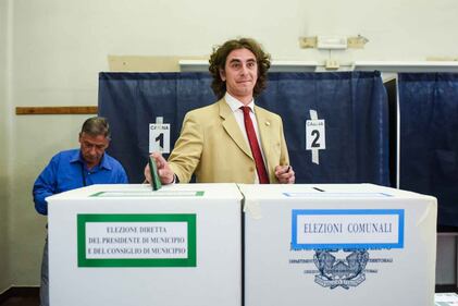 Da Berlusconi a Parisi: i big votano a Milano 22