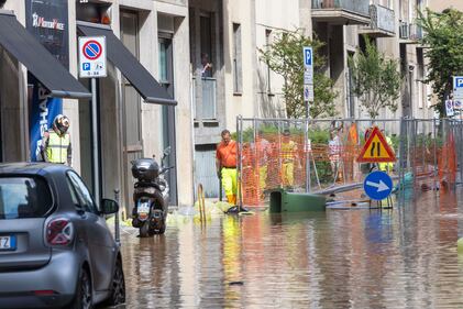 Perforata tubatura a Milano: residenti senza acqua e corrente  10