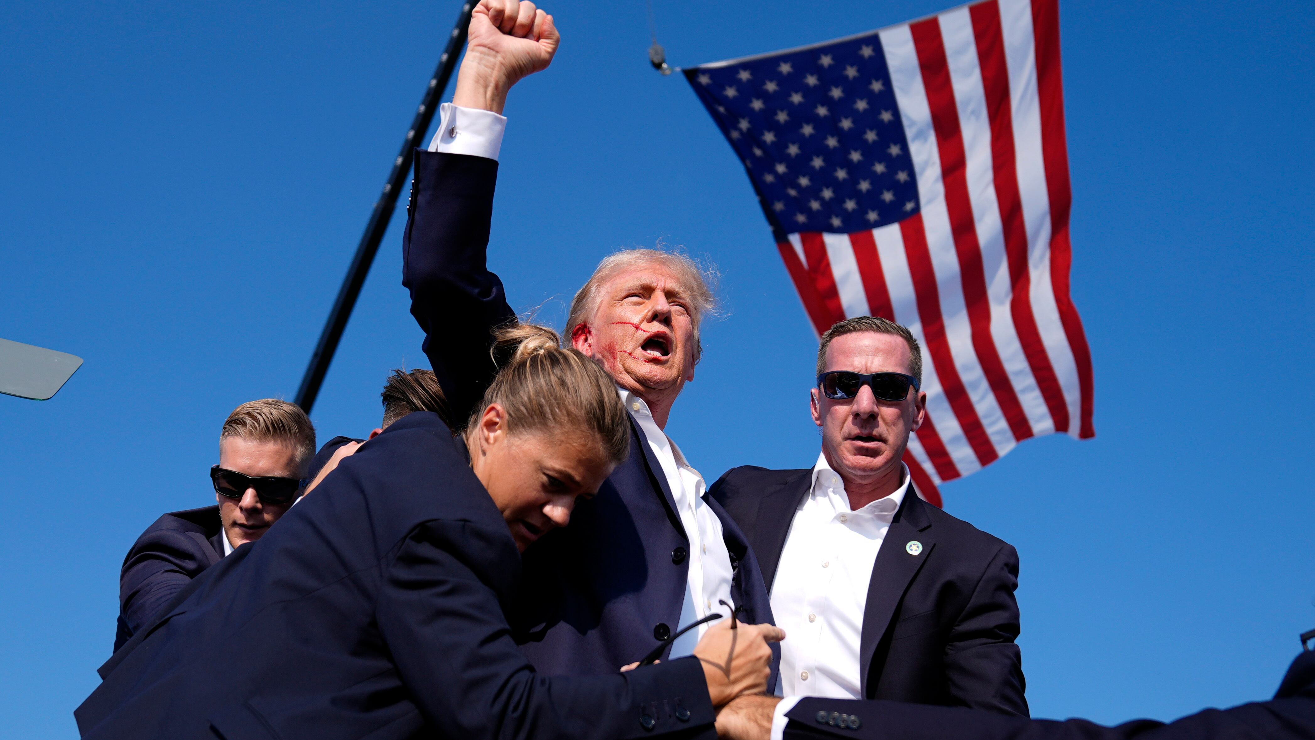 Trump vivo per miracolo. "Ma il male non vincerà"