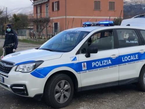 "Torni nel pomeriggio". Ma il nigeriano picchia le vigilesse