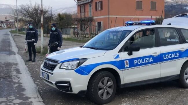 "Torni nel pomeriggio". Ma il nigeriano picchia le vigilesse