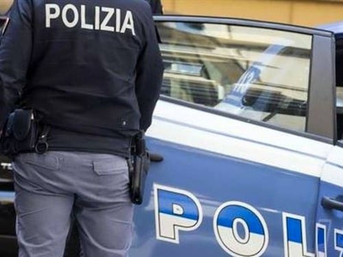 "Vittima dei poliziotti usata come straccio da pavimento per pulire l'urina". Arrestati per tortura un ispettore e 4 agenti