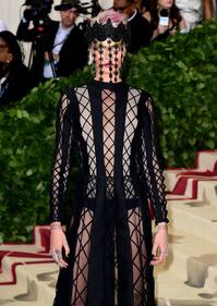 Met Gala 18: Rihanna con la mitra e Madonna con la veletta 2