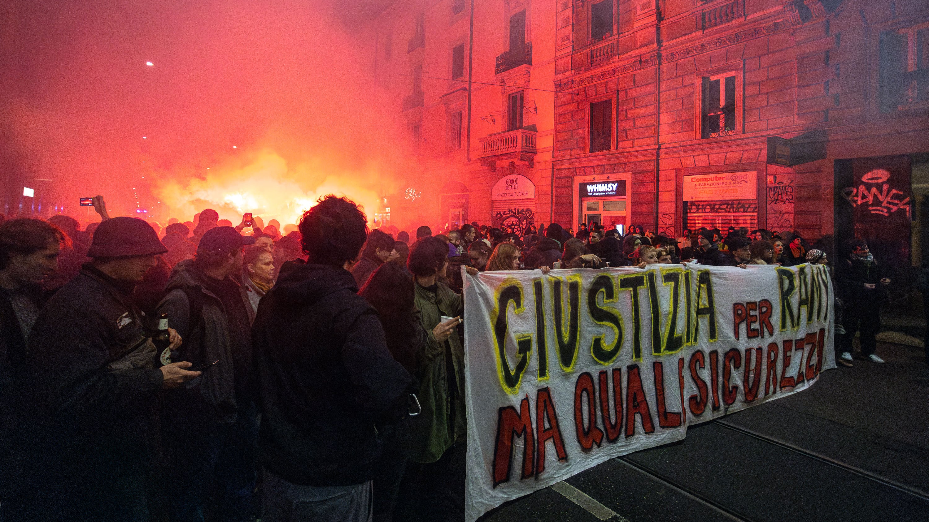 Guerriglia per Ramy, feriti 5 agenti a Torino. E adesso sale la tensione per il corteo di Milano