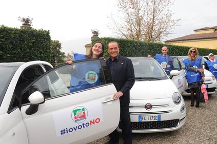 Berlusconi lancia la carovana del No 4