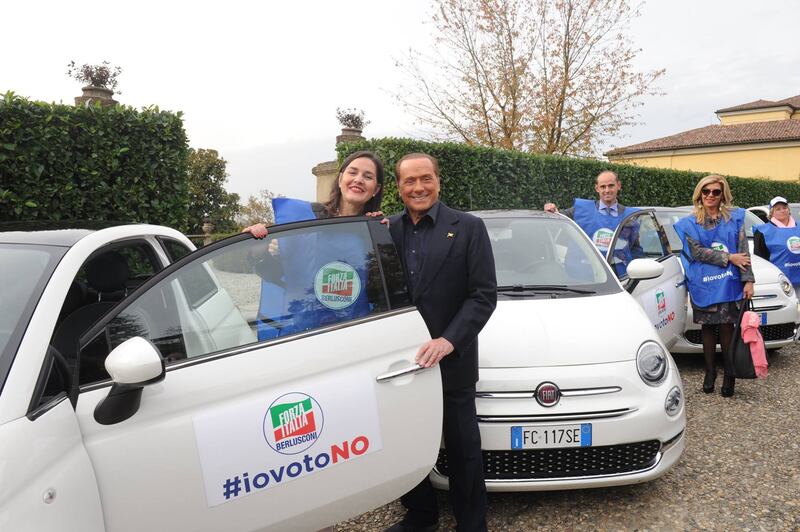 Berlusconi lancia la carovana del No 4