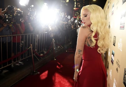 Lady Gaga, spacco mozzafiato e baci al fidanzato sul red carpet 51