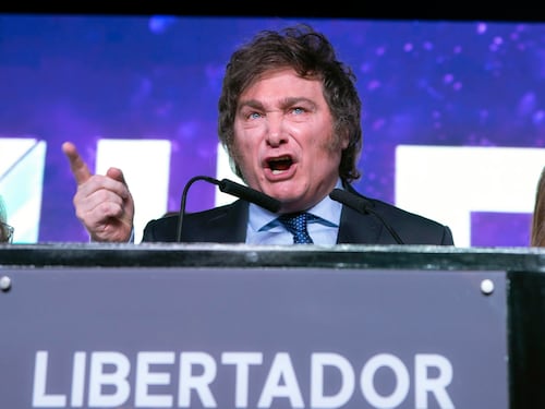 L’Argentina vira a destra: il liberista Milei trionfa alle primarie presidenziali