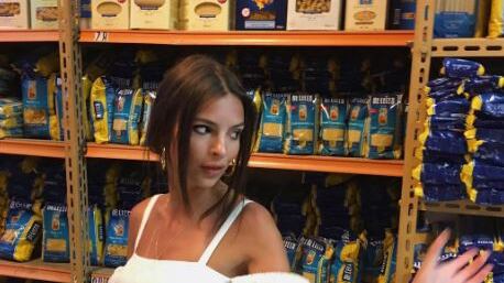 Dalla Toscana alla Campania, le vacanze bollenti di Emily Ratajkowski