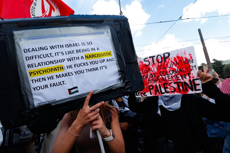 "Israele criminale". Ecco i cartelli della vergogna in piazza a Roma 5
