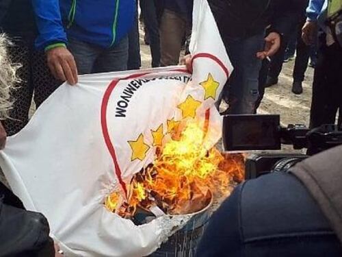I no Terzo Valico bruciano una bandiera 5 Stelle: "Siete come il Pd"