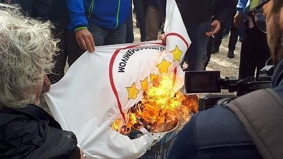 La rabbia dei conducenti: a fuoco le bandiere 5 Stelle