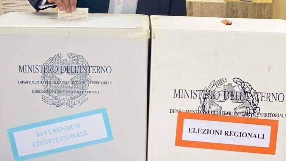 La 'gaffe' del dem al voto: infila nell'urna la sua tessera elettorale