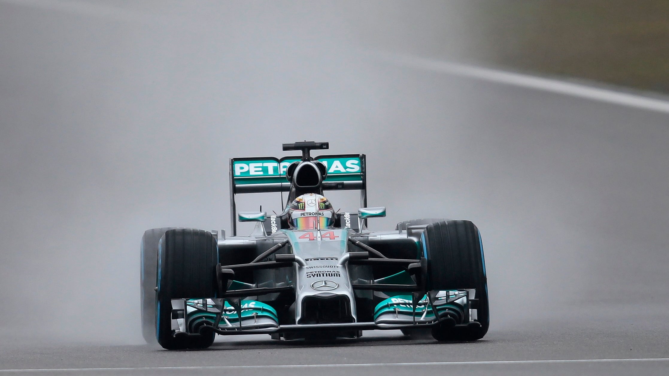 Gp Cina, Hamilton show: pole e tempo da record