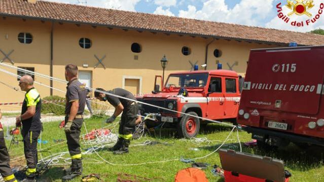 Tragedia durante la gita: bimbo precipita in un pozzo e muore