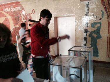 Donetsk, in fila per votare 2
