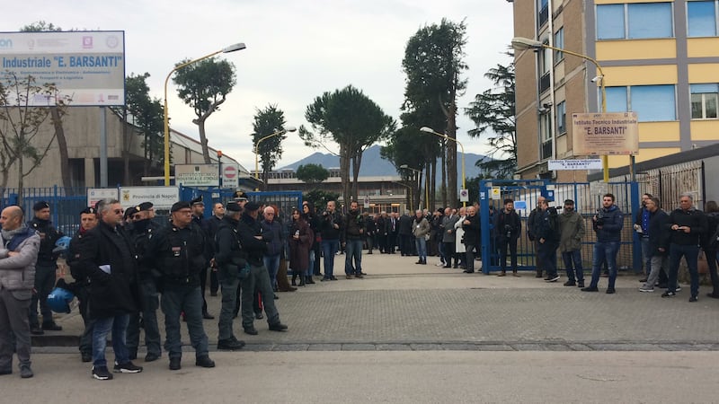 Di Maio contestato da studenti e lavoratori a Pomigliano 8