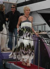 Sharon Stone, il seno sfugge dal costume 19