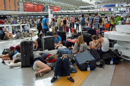 Lunghe file di passeggeri attendono ai check in a Fiumicino 5