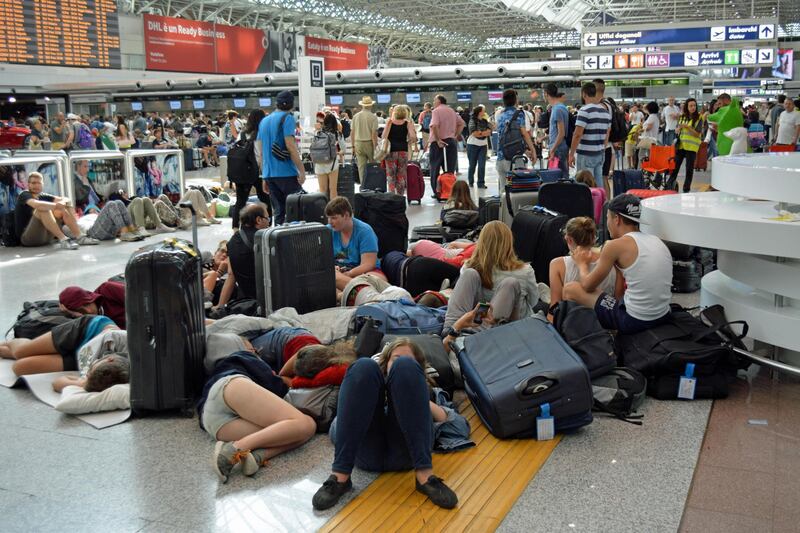 Lunghe file di passeggeri attendono ai check in a Fiumicino 5