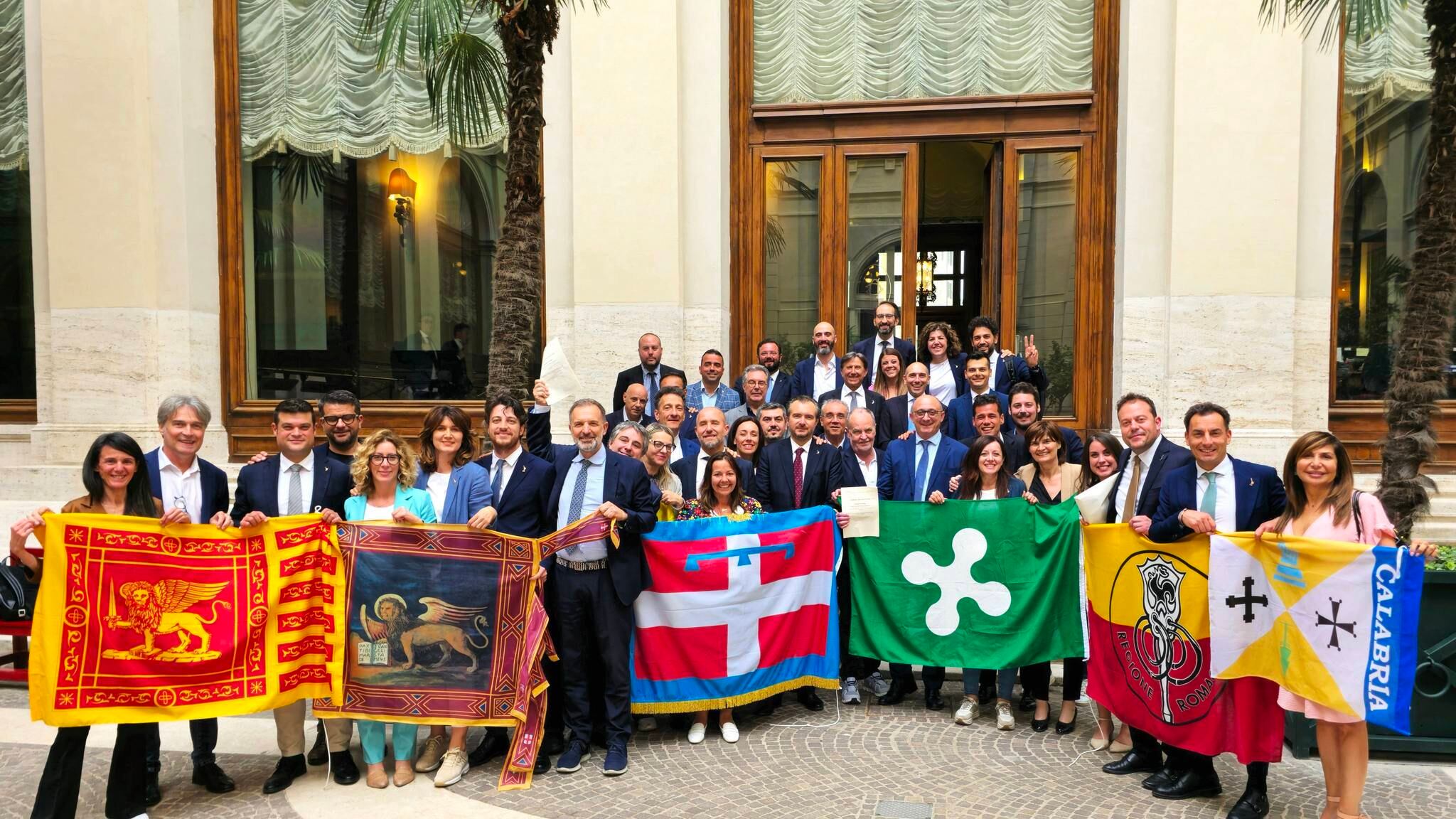 Arriva il sì all'autonomia. Barricate della sinistra che ora scopre il tricolore e prepara il referendum